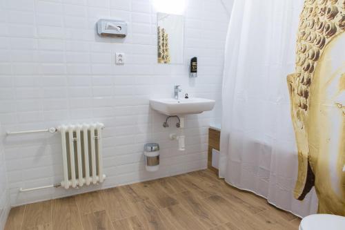 Baño blanco con lavabo y radiador en Kopačka en Topoľčany