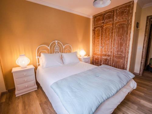 1 dormitorio con 1 cama grande y 2 mesitas de noche en ElHierroBed&Chic, en Valverde