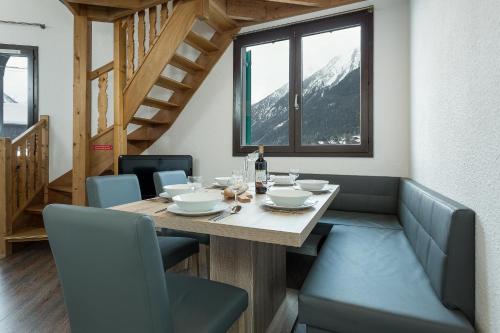 une salle à manger avec une table et des chaises dans l'établissement Apartment Balme 5 - Chamonix Mont Blanc, à Chamonix-Mont-Blanc