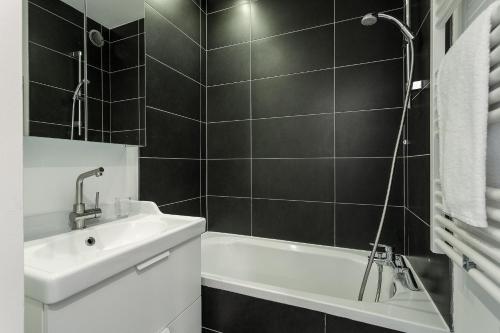 une salle de bain avec un lavabo et une baignoire dans l'établissement Apartment Balme 5 - Chamonix Mont Blanc, à Chamonix-Mont-Blanc