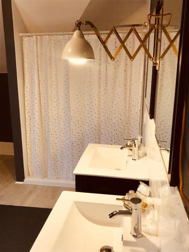 a bathroom with a sink and a mirror at The ART INN Seattle in Seattle