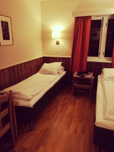 Postel nebo postele na pokoji v ubytování Fossheim Hotel Lom