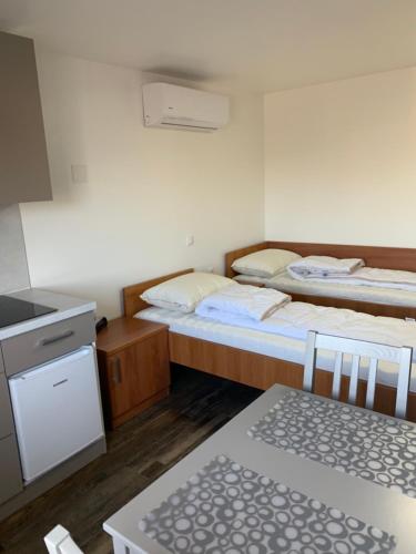Ліжко або ліжка в номері Apartman Decorus