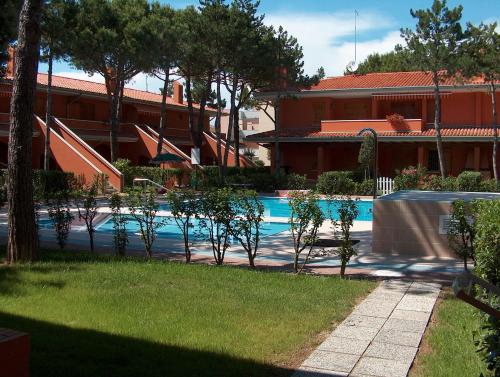 The swimming pool at or close to Villaggio Capistrano
