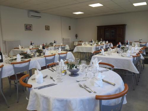 ein Raum voller Tische mit weißen Tischdecken in der Unterkunft Centre Louis Ormières in Montauban