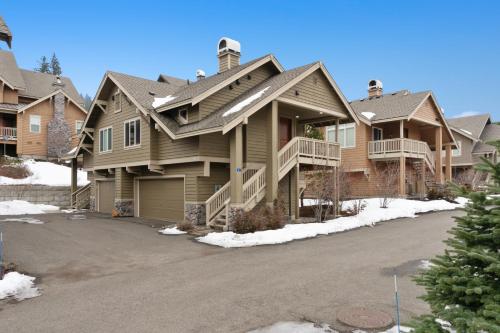 a house with a driveway in front of it at Runaway to the Ridge in Ronald