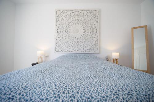 アデへにあるSunset View Valle del Solのベッドルーム(青いベッド1台、鏡付)
