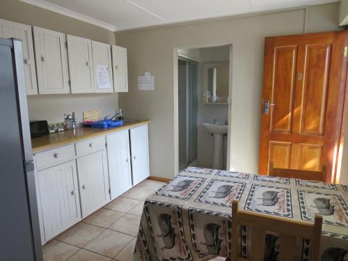 Dapur atau dapur kecil di Haus Victoria Self Catering Cottages