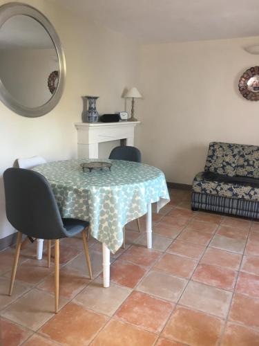Un lugar para sentarse en Maisonnette à Etables ; La Bleue