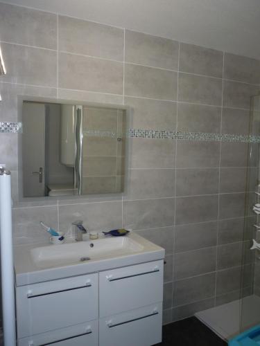 une salle de bain avec un lavabo et un miroir dans l'établissement Appartement T3, 6 couchages, Le Montreuil, Narbonne Plage, à Narbonne-Plage
