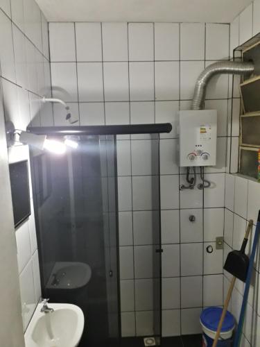 uma casa de banho com um chuveiro, um lavatório e um WC. em Apartamento Nossa Senhora no Rio de Janeiro