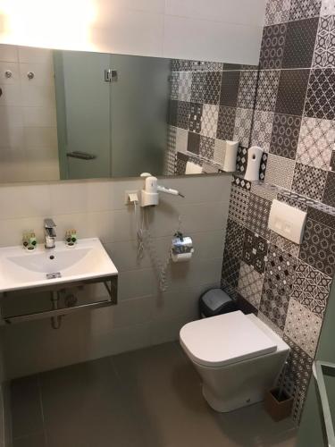 Un baño de Wine Hotel Chisinau