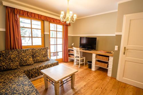 Televízia a/alebo spoločenská miestnosť v ubytovaní Kinderhotel Appelhof