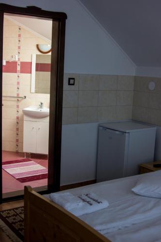 Bilik mandi di Hazanéző Panzió