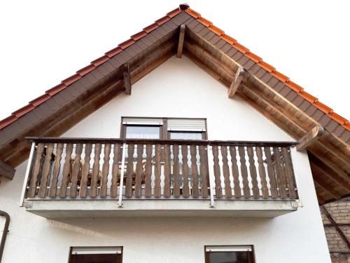 balkon od strony domu w obiekcie Ferienhaus Waldschmidt w mieście Momlingen