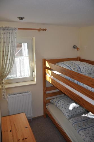 Двухъярусная кровать или двухъярусные кровати в номере Ferienwohnung Richter