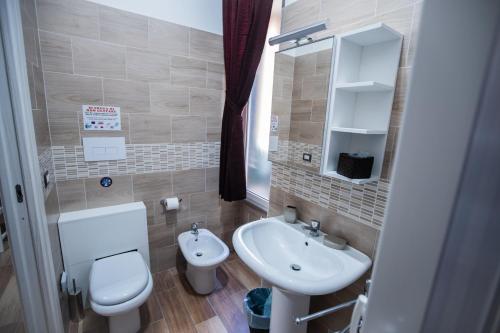a small bathroom with a toilet and a sink at Bellorizzonte in Naples