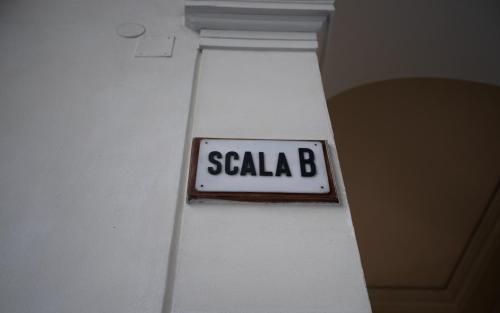 a sign that says scala b on a wall at Bellorizzonte in Naples