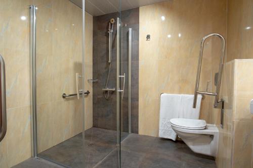 Hotel Villa de Barajas tesisinde bir banyo