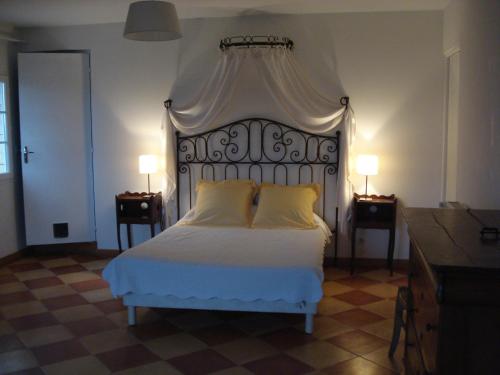 サン・テミリオンにあるB&B Château Pierre de Luneのベッドルーム(白いベッド、黄色い枕付)