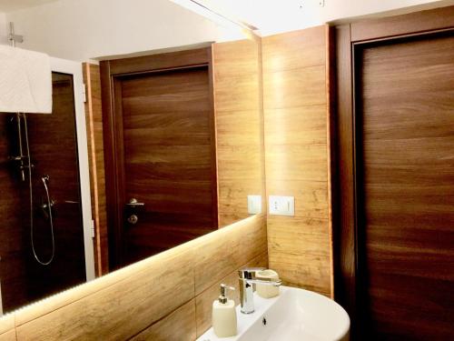 a bathroom with a sink and a mirror at Borgo Empedocle House in Catania