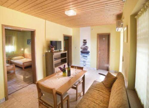 ein Wohnzimmer mit einer Couch und einem Tisch in der Unterkunft Apartmani Lovrinović in Vodice