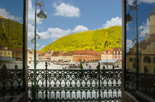 balcone con vista sulla città e sul cortile di Safrano Palace a Braşov
