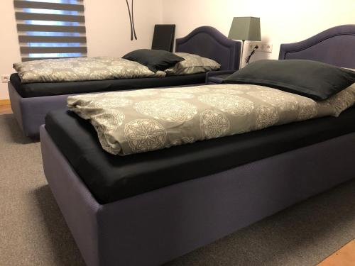 Zwei Betten befinden sich in einem Zimmer in der Unterkunft Messezimmer 4u in Düsseldorf