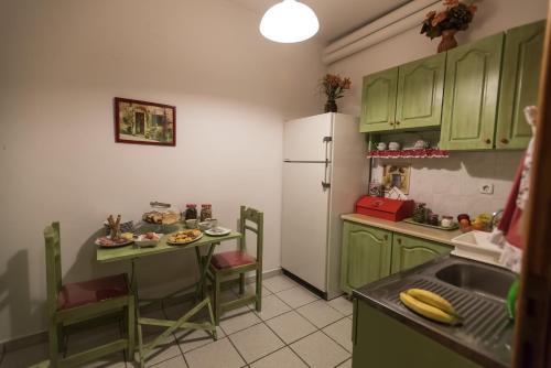 A kitchen or kitchenette at Το Ηλιοβασίλεμα