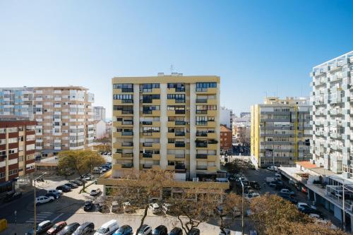 2 Room Condo - 5 mins from Costa da Caparica Beach & Bars