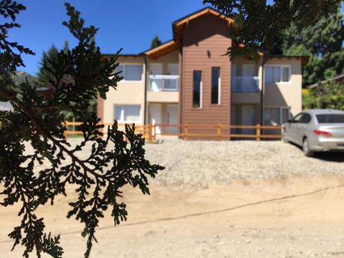 ein vor einem Haus geparkt in der Unterkunft Apartamento El Maiten in San Carlos de Bariloche