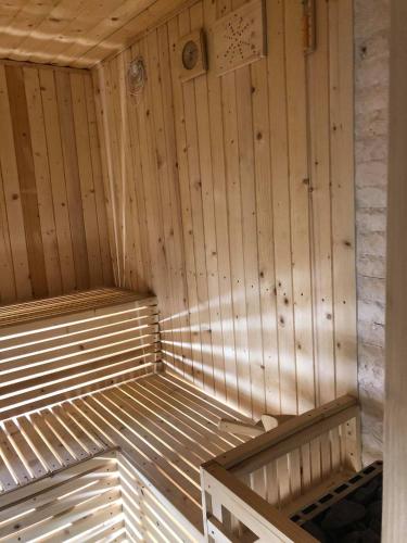 an empty wooden sauna with a bench in it at Hotel Restaurant Elite in Drobeta-Turnu Severin