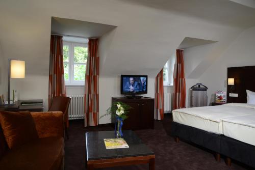 Een TV en/of entertainmentcenter bij Ringhotel Waldhotel Heiligenhaus
