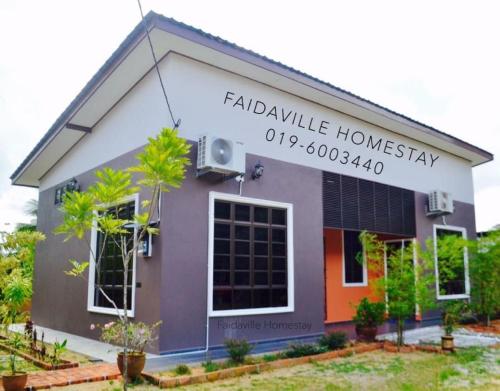 una casa con un cartello sulla parte anteriore di Homestay Terengganu Faidaville a Kuala Terengganu