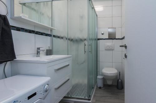 Vonios kambarys apgyvendinimo įstaigoje Marea Apartments