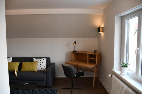 uma sala de estar com um sofá e uma cadeira em L'appart' em Schwenheim