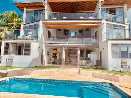 una casa con una piscina di fronte di Group & Family House Galant Curaçao a Willibrordus