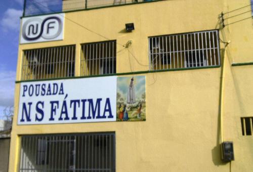 a street sign on the side of a building at Pousada NS Fátima in Fortaleza