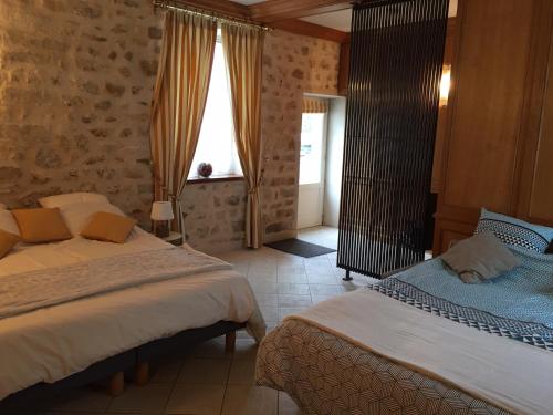 A bed or beds in a room at la ferme des ruelles