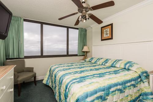 Giường trong phòng chung tại Sands Beach Club by Capital Vacations