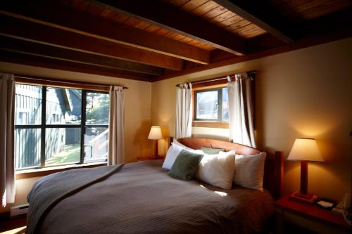 Katil atau katil-katil dalam bilik di Middle Beach Lodge