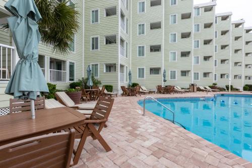 Der Swimmingpool an oder in der Nähe von Sands Beach Club by Capital Vacations