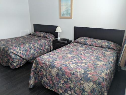 Ένα ή περισσότερα κρεβάτια σε δωμάτιο στο Hilltop Motel