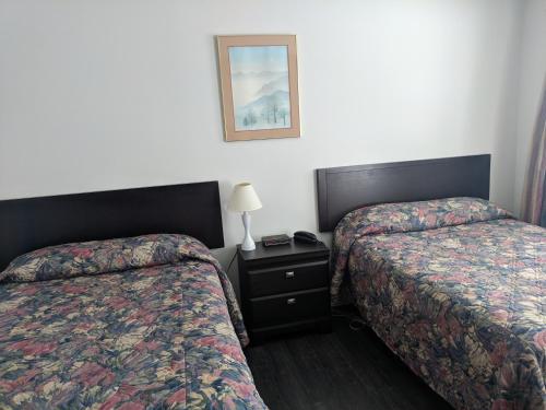 En eller flere senger på et rom på Hilltop Motel