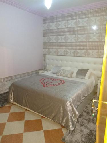 a bedroom with a large bed in a room at Apartamento El Mirador in M'diq