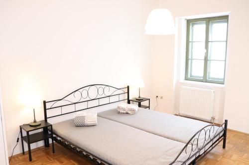 ein Schlafzimmer mit einem großen Bett in einem Zimmer in der Unterkunft Stifts-Suite in Klosterneuburg