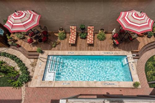 an overhead view of a swimming pool with umbrellas at Green Door Lofts -Magnolia Loft, Silos/Downtown in Waco