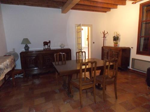 Saint-Philippe-dʼAiguilleGîte l'Antre Vous的配有木桌椅的餐厅
