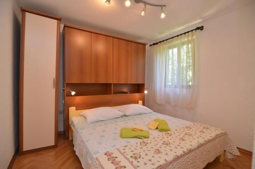 Tempat tidur dalam kamar di Apartment in Petrcane/Zadar Riviera 7908