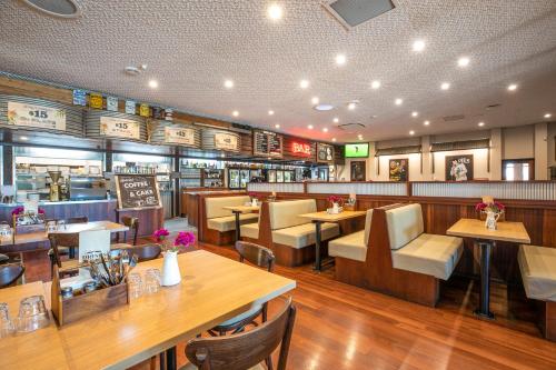 Un restaurante u otro lugar para comer en Nightcap at Wanneroo Tavern